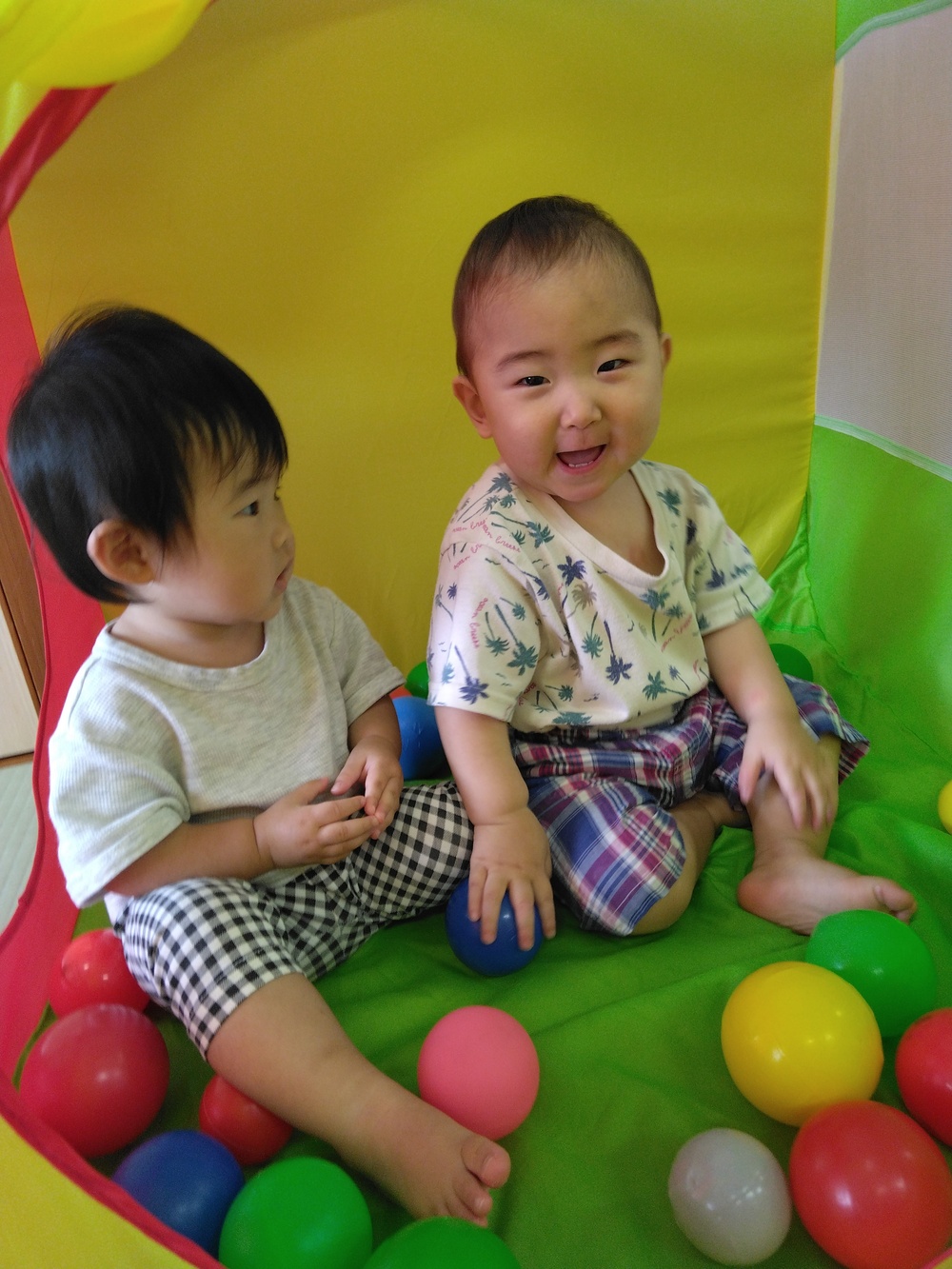 ボールで遊ぶ子ども　 (3)
