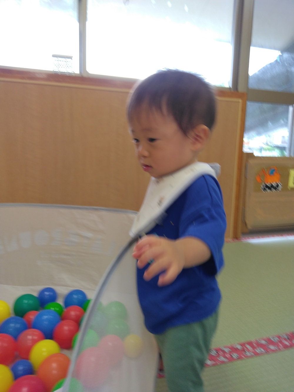 ボールで遊ぶ子ども　 (4)