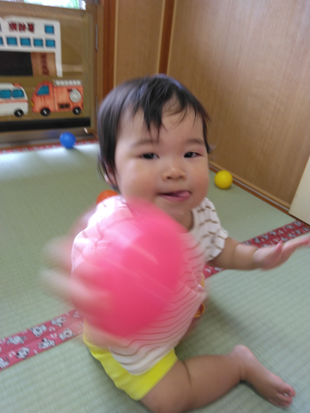 ボールで遊ぶ子ども　 (5)