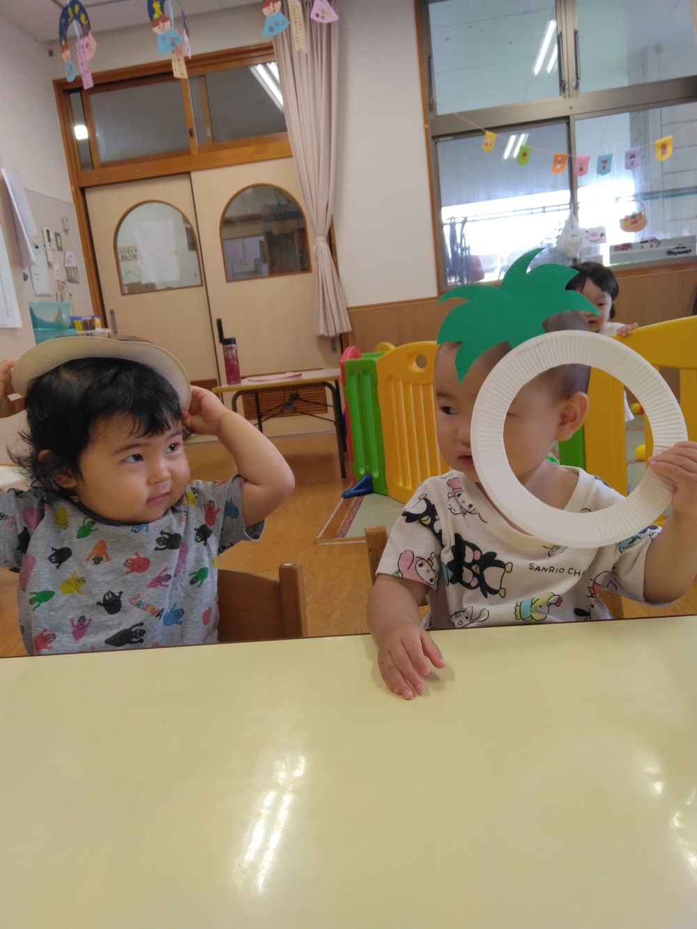 製作を楽しむ子ども (1)