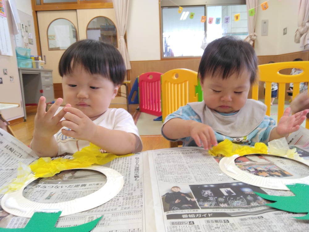 製作を楽しむ子ども (3)