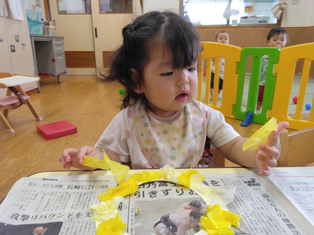 製作を楽しむ子ども (4)