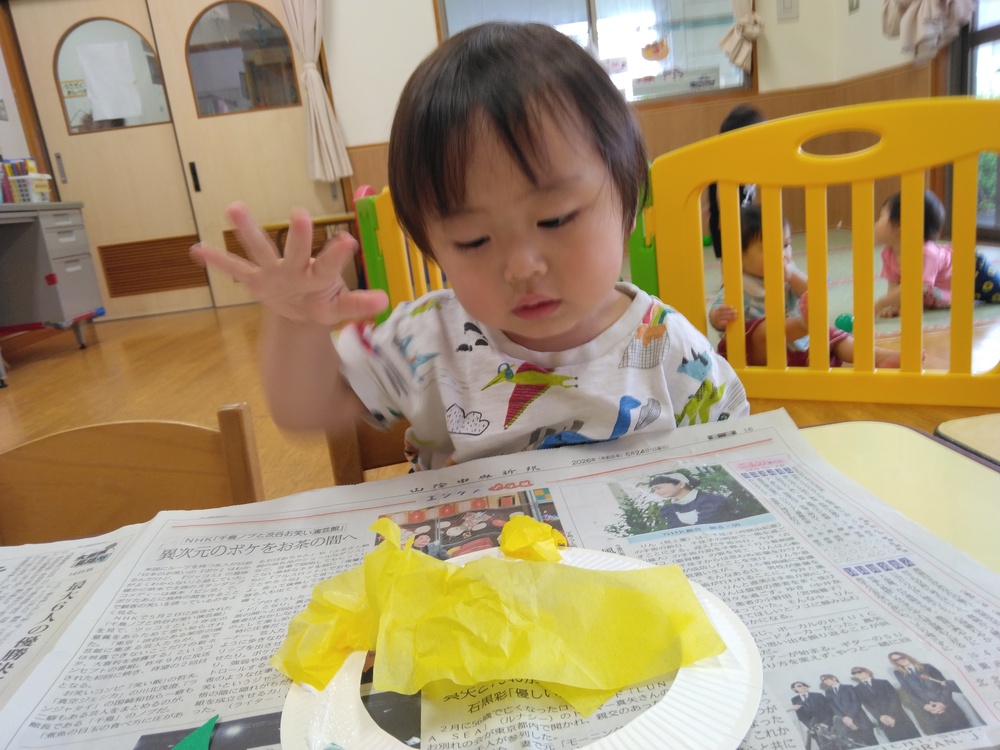 製作を楽しむ子ども (5)