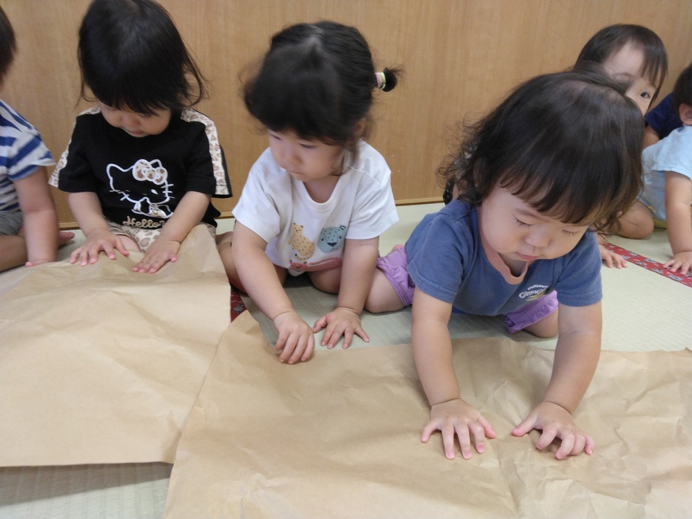 紙で遊ぶ子ども (2)