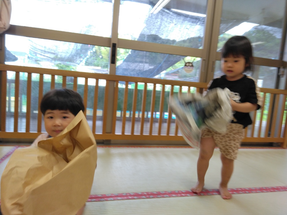 紙で遊ぶ子ども (3)