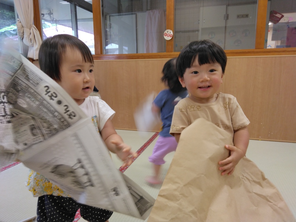 紙で遊ぶ子ども (4)