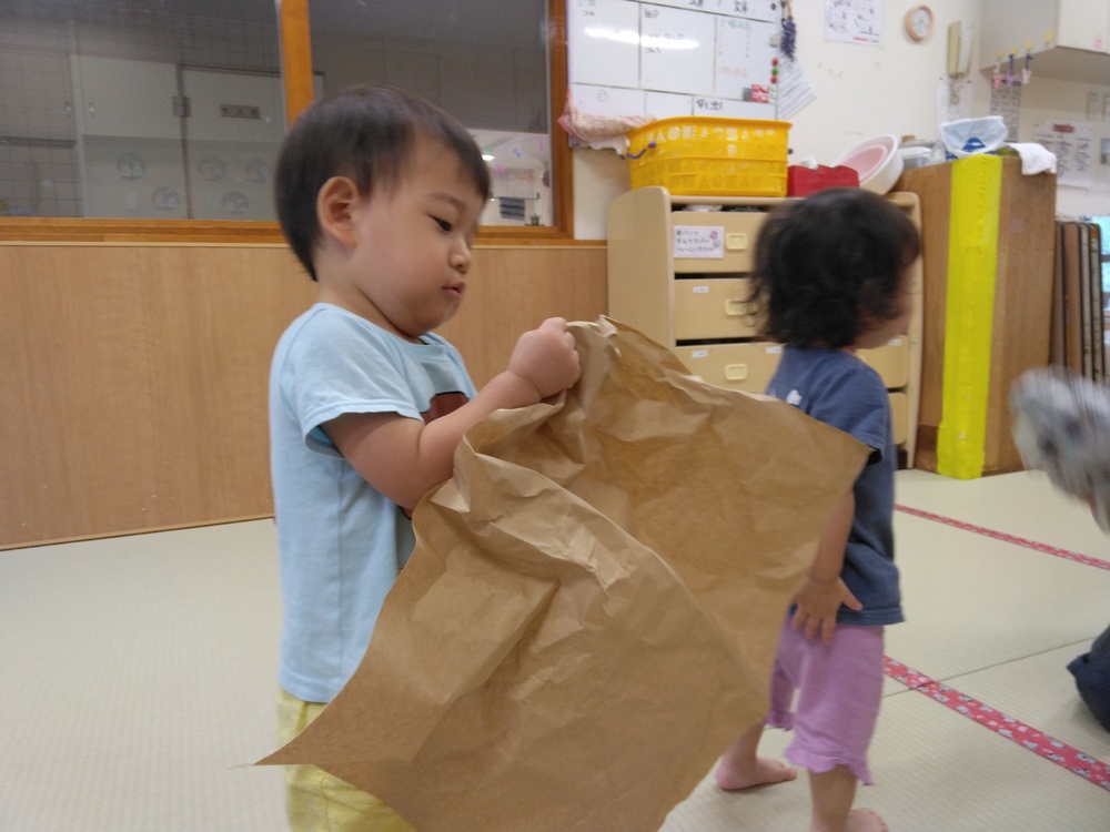 紙で遊ぶ子ども (5)