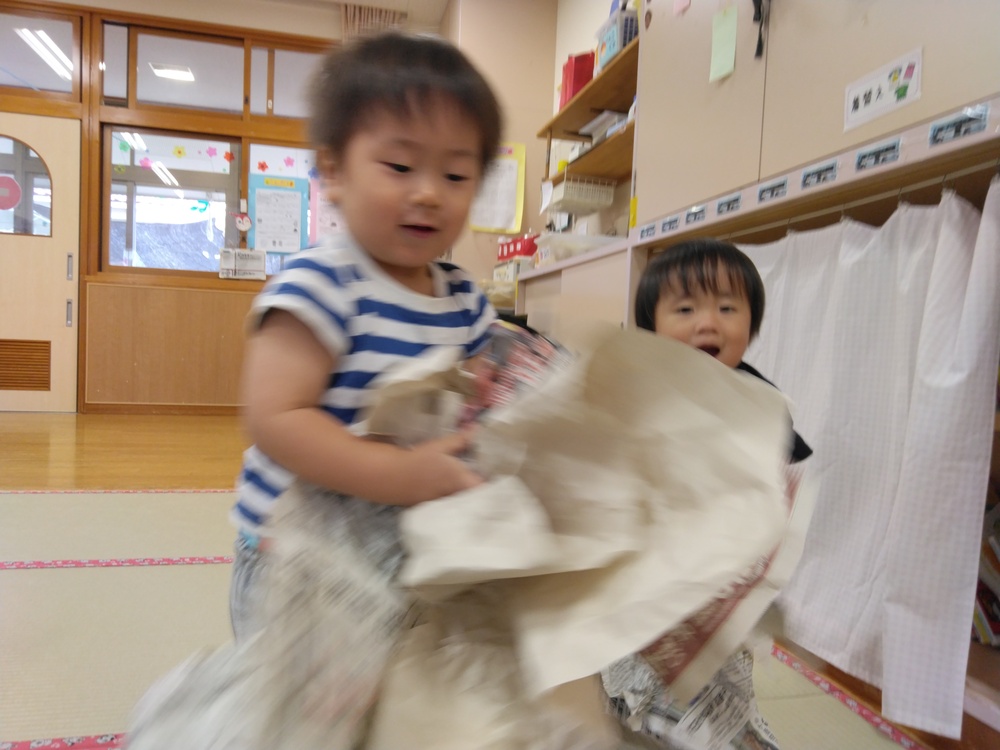 紙で遊ぶ子ども (7)