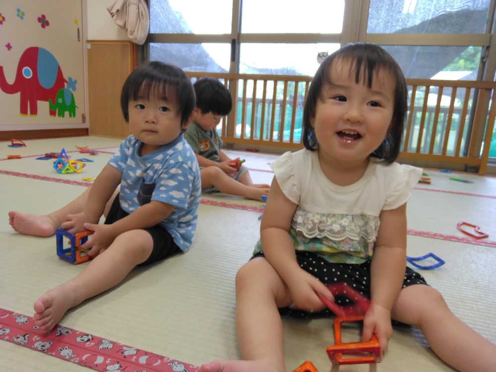 マグブロックで遊ぶ子ども