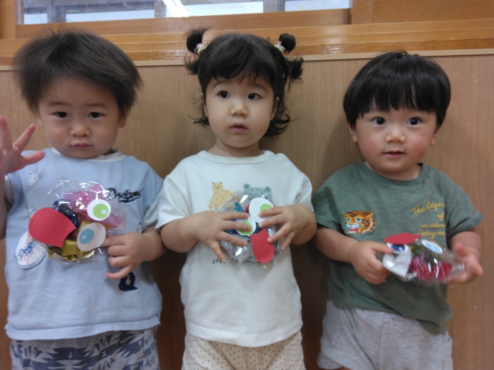 製作をする子ども (1)