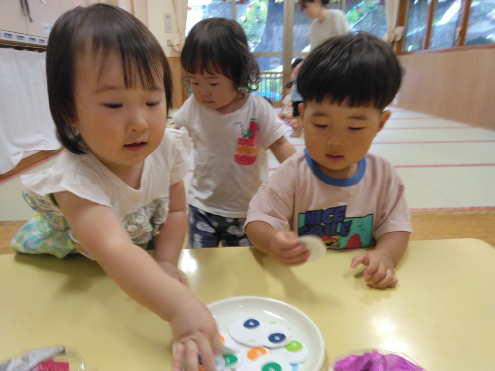 製作をする子ども (2)