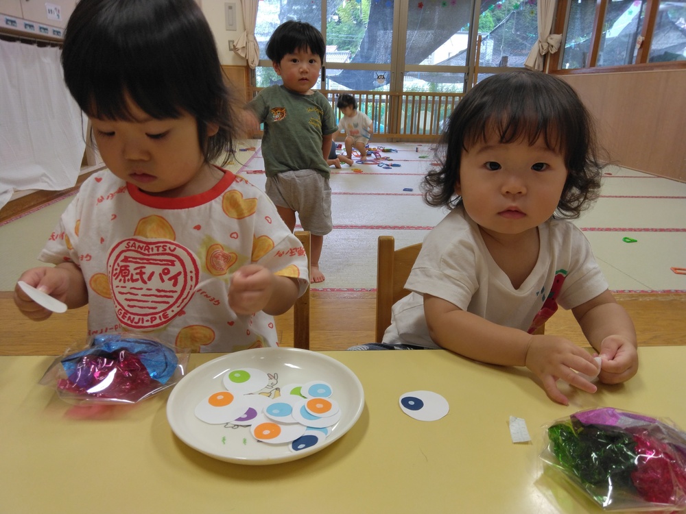 製作をする子ども (3)