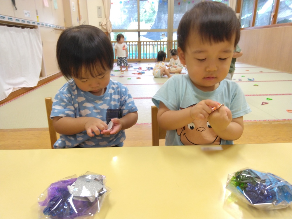 製作をする子ども (4)