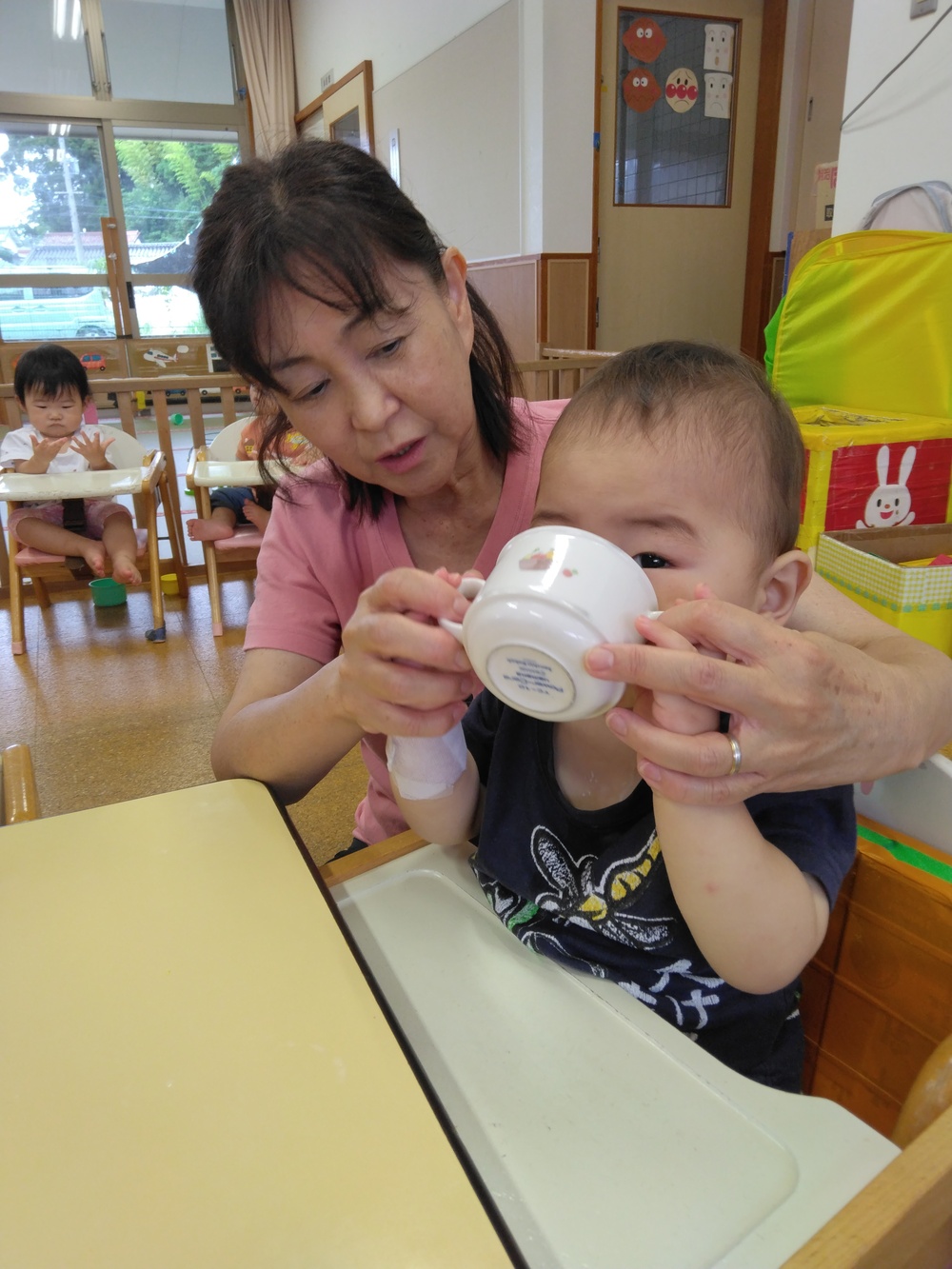 牛乳を飲む子ども