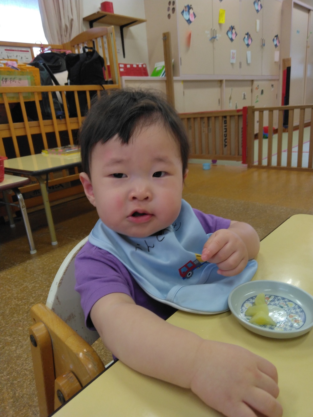おやつを食べる子ども