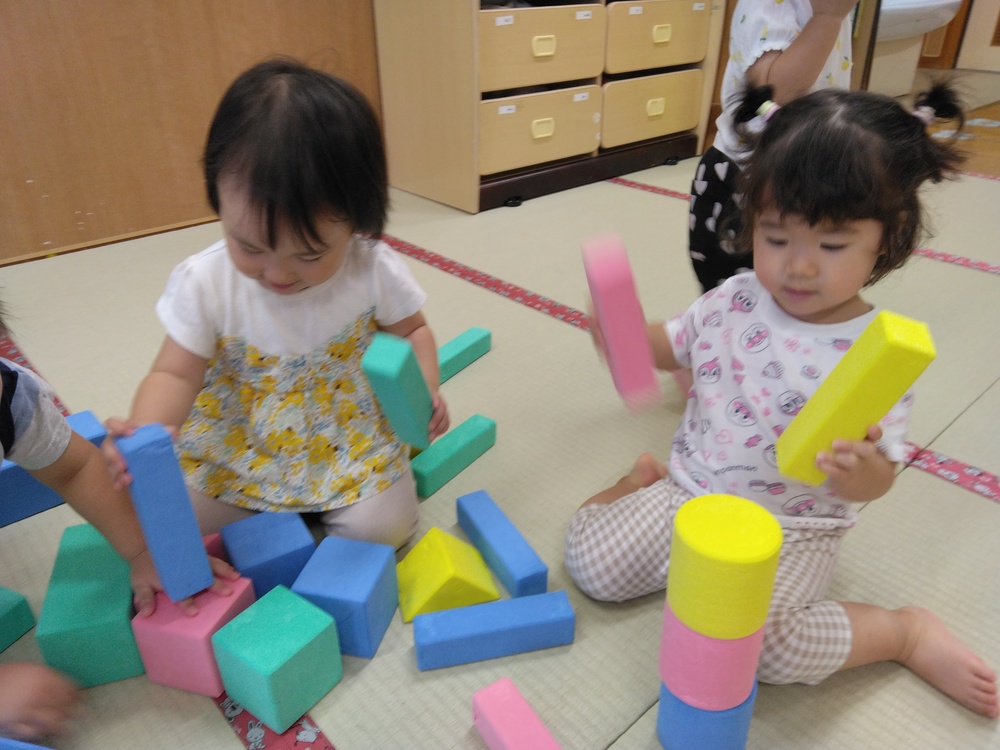 ソフト積み木で遊んでいる様子 (2)