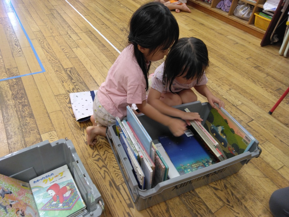 親子読書の様子1