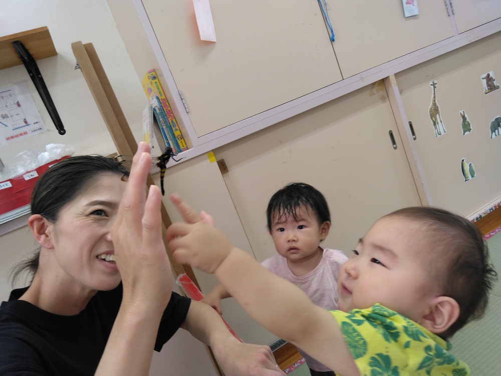 トンボを見る子ども