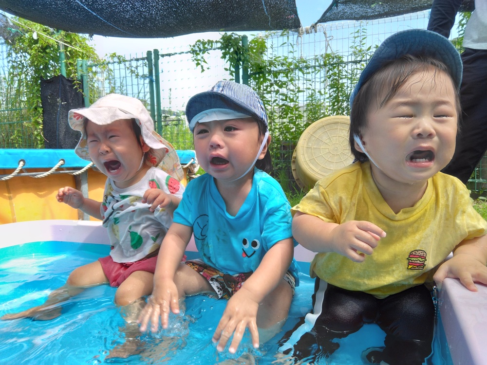 プール遊びを楽しむ子ども (2)