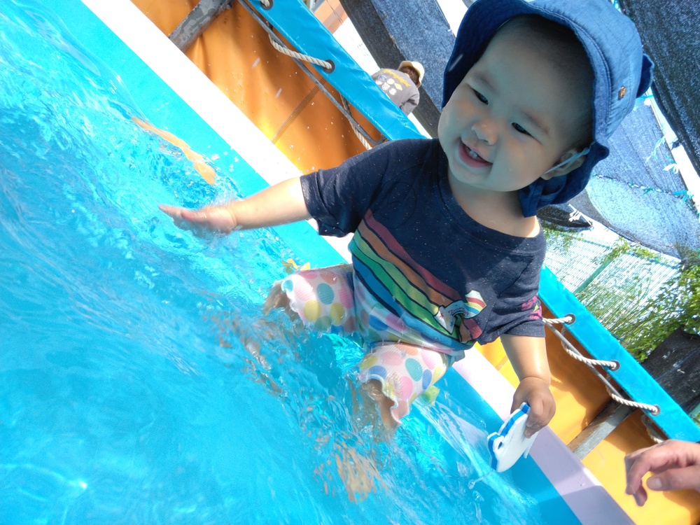 プール遊びを楽しむ子ども (3)
