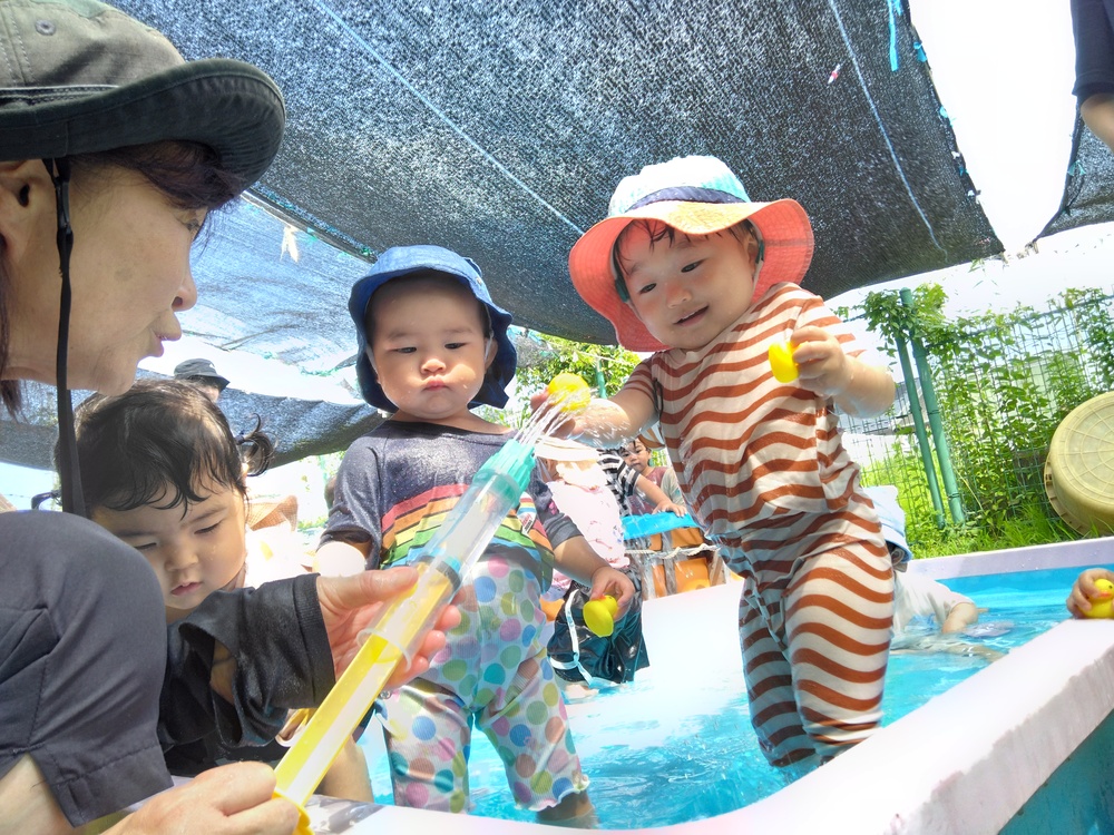 プール遊びを楽しむ子ども (4)
