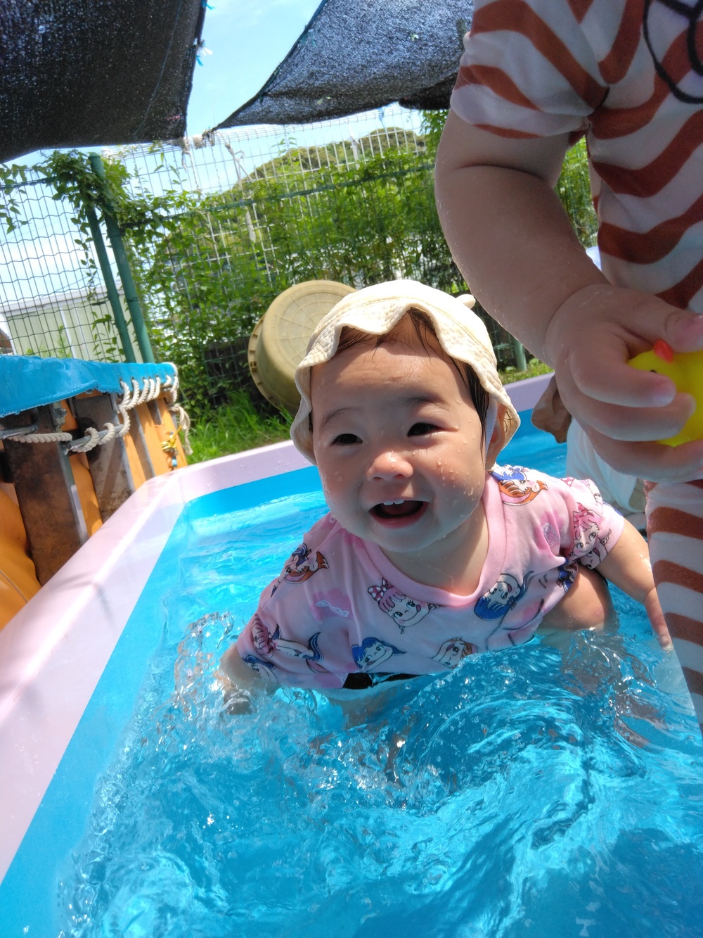 プール遊びを楽しむ子ども (5)