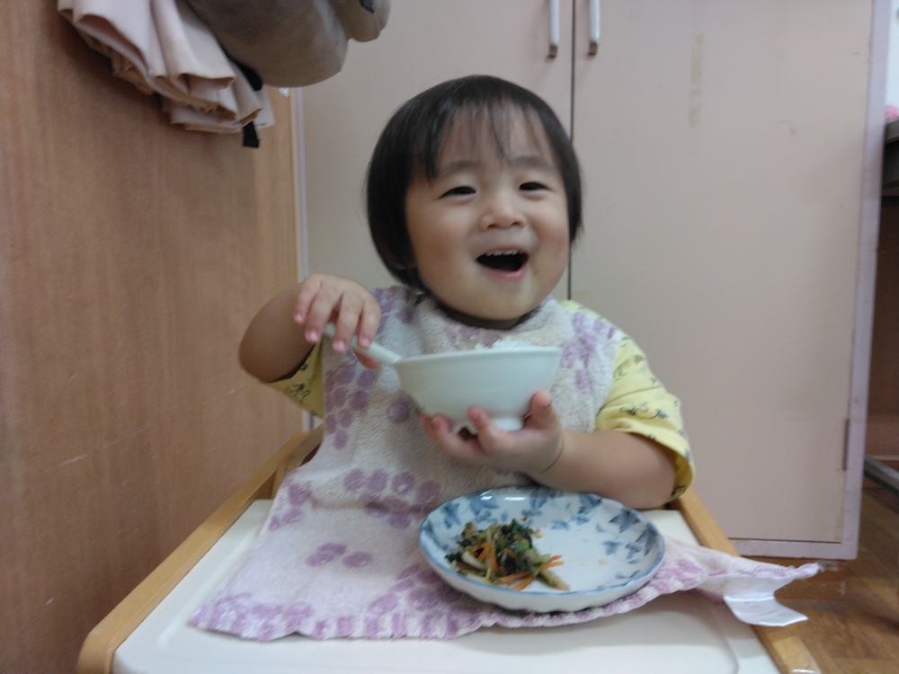 給食を食べる子ども (2)