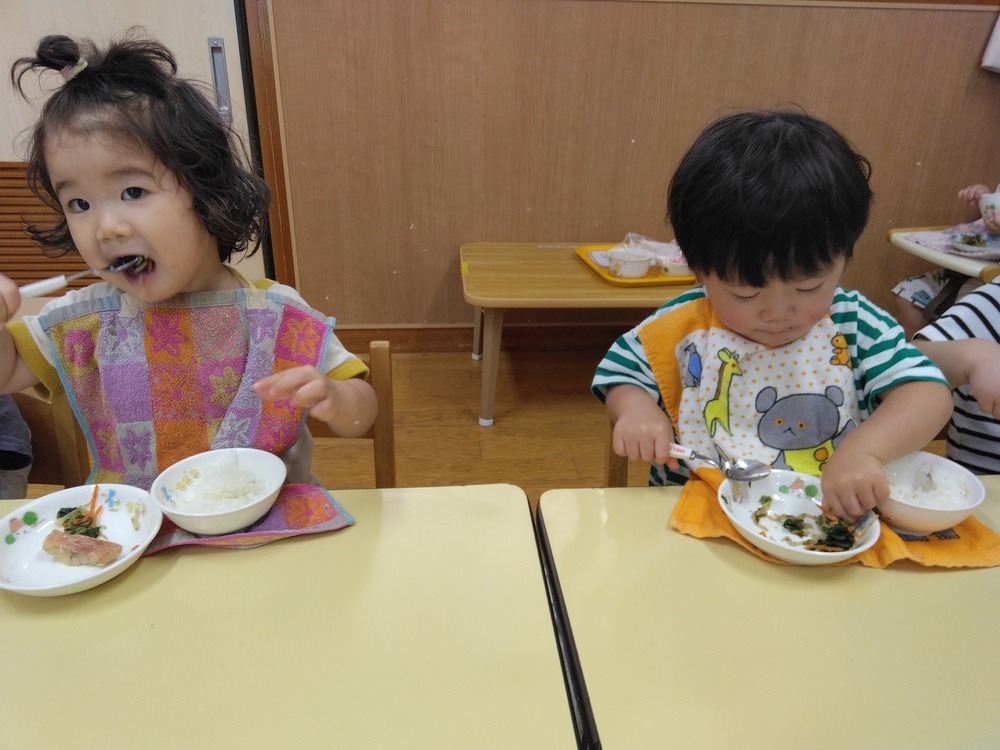給食を食べる子ども (3)