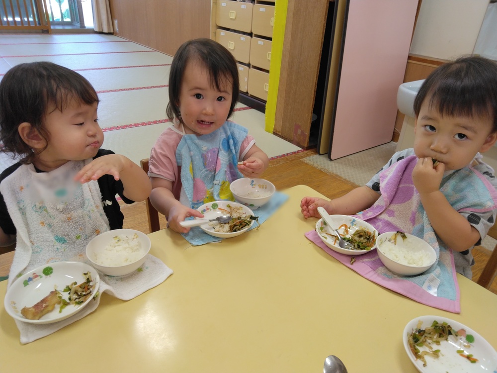 給食を食べる子ども (1)