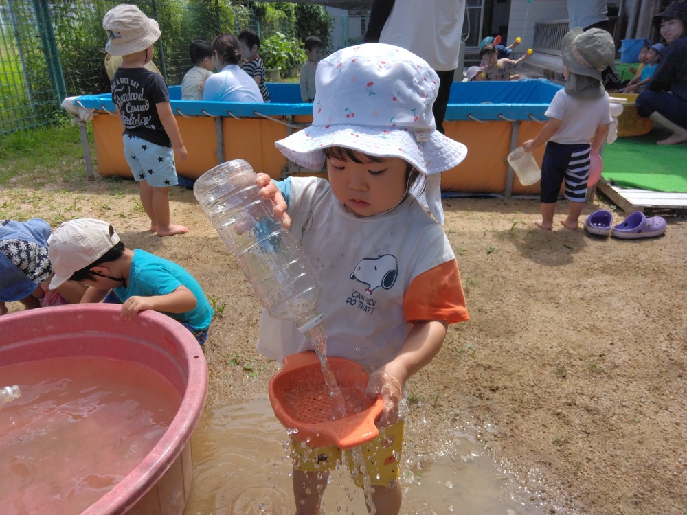水遊びをする子ども (1)