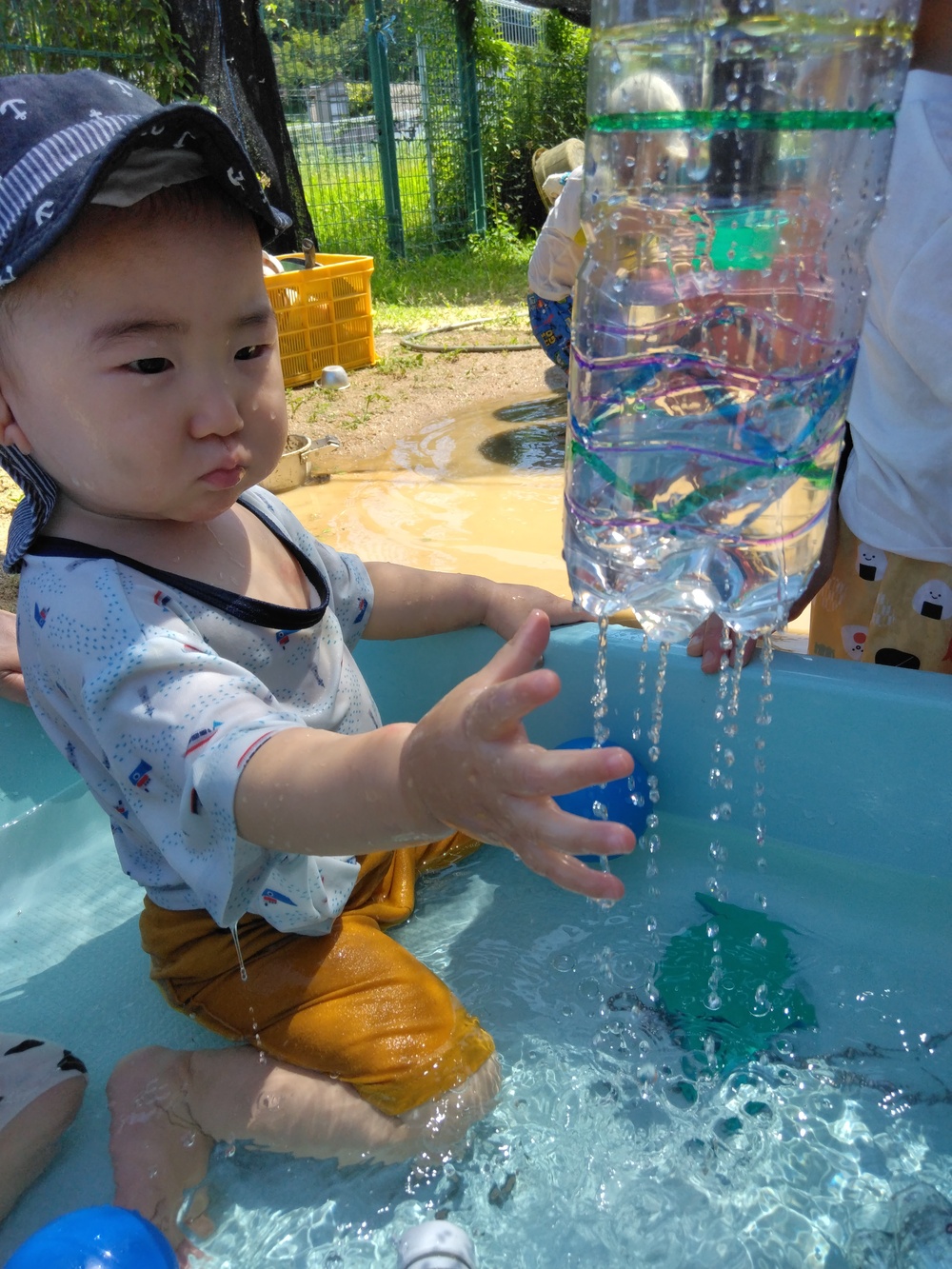 プールで遊ぶ子ども