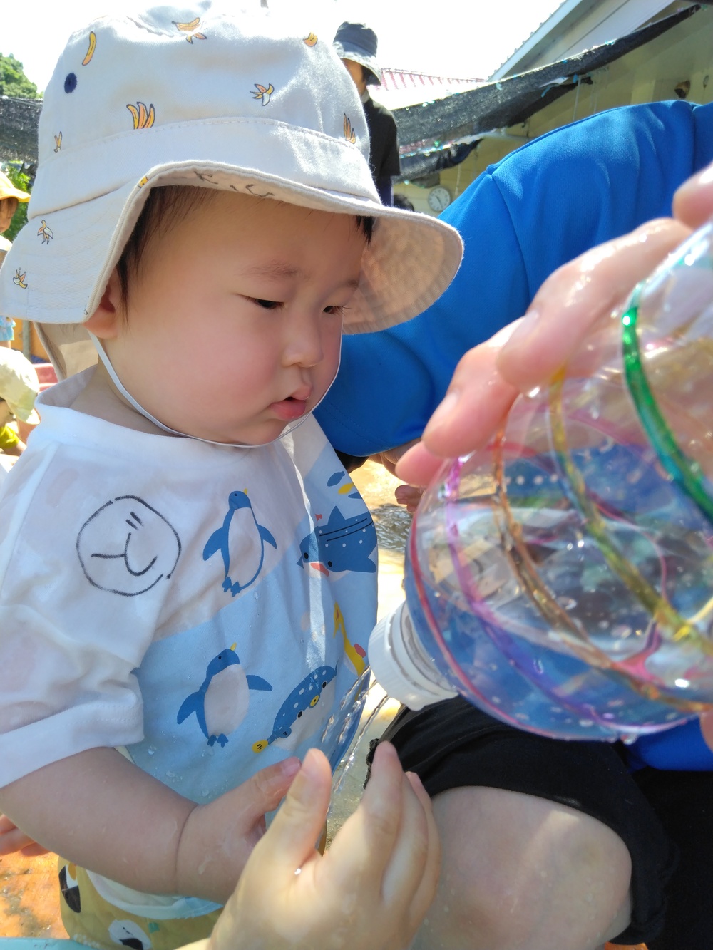 プールで遊ぶ子ども (4)