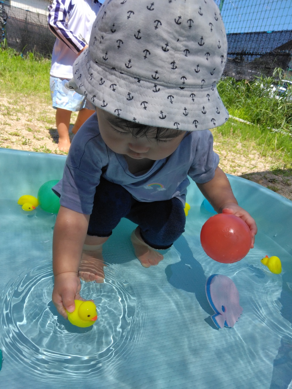 プールで遊ぶ子ども (2)