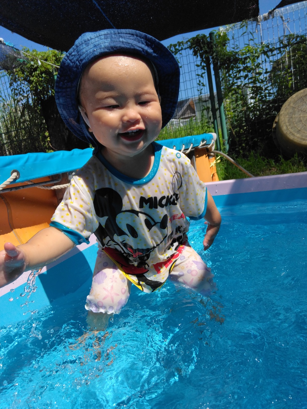 水遊びをする子ども⑴