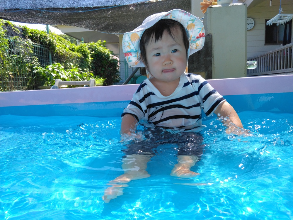 水遊びをする子ども⑵