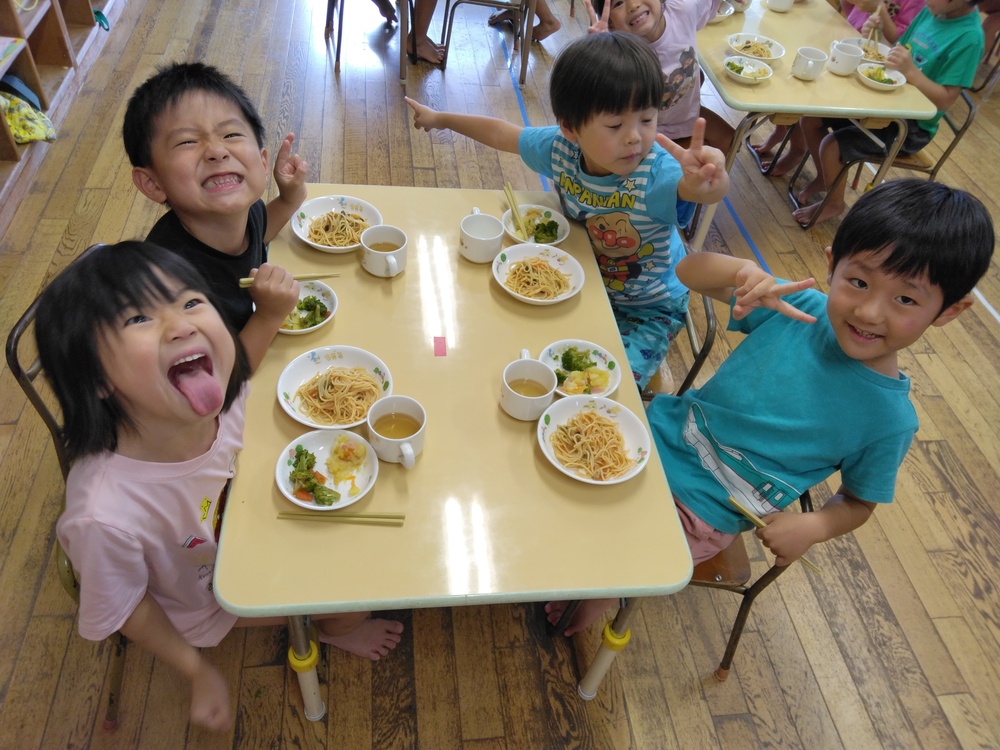 給食の様子１