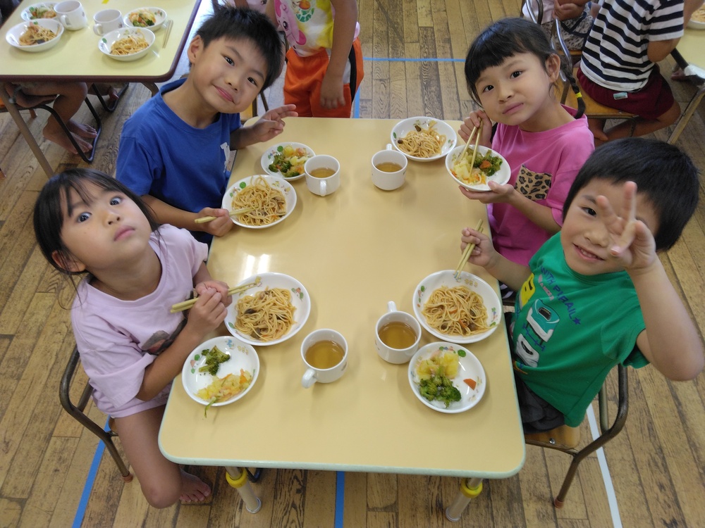 給食の様子２