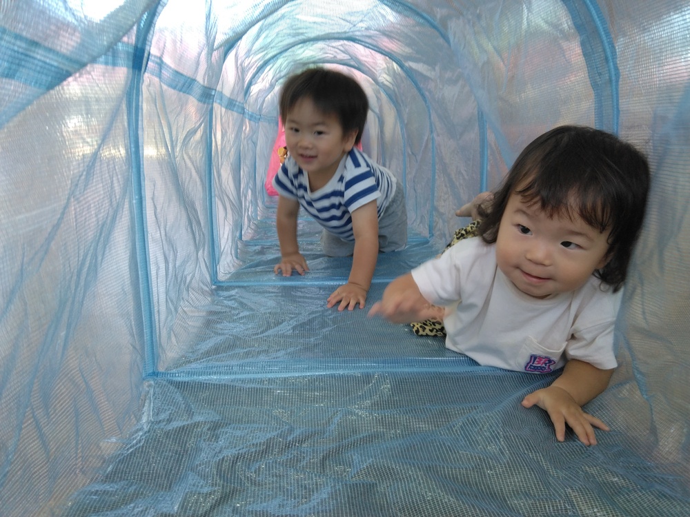 遊戯室で遊ぶ子ども (2)