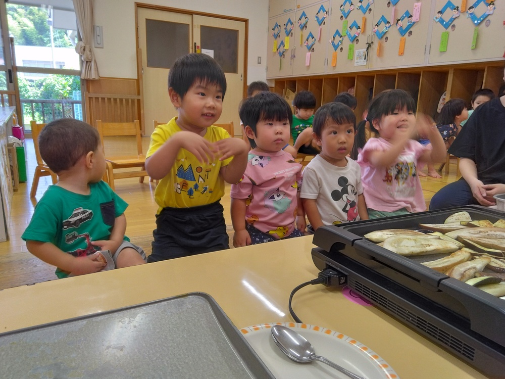 ナスを焼いているところを見ている