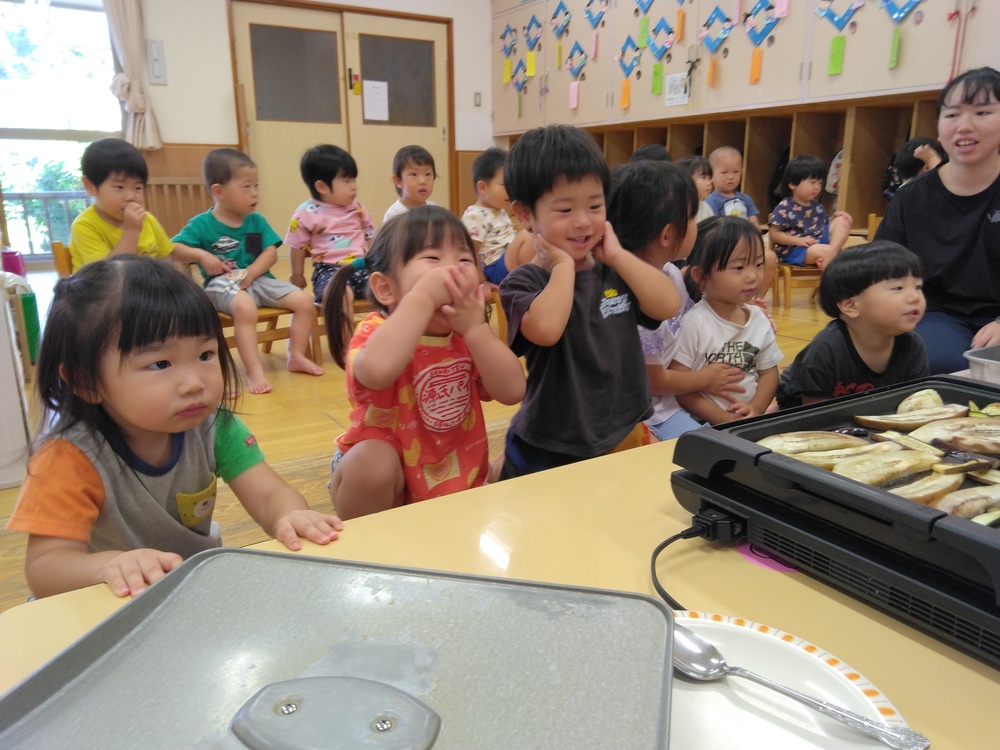 ナスを焼いているところを見ている