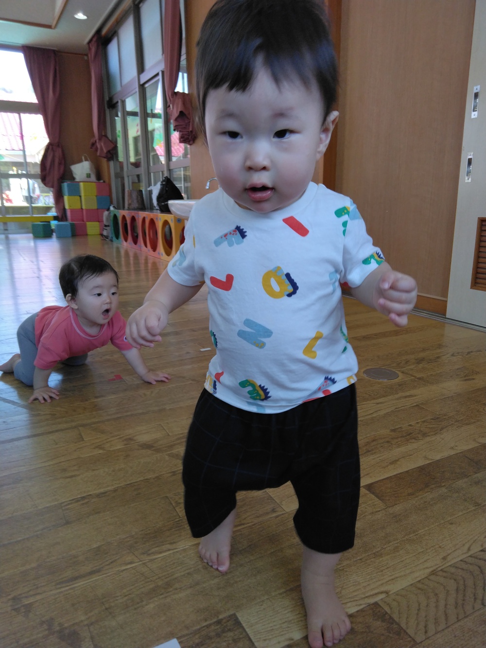 遊戯室で遊ぶ子ども３