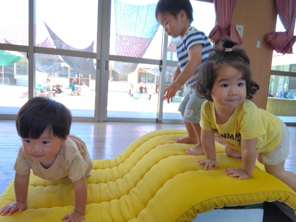 遊戯室で遊ぶ子ども (3)