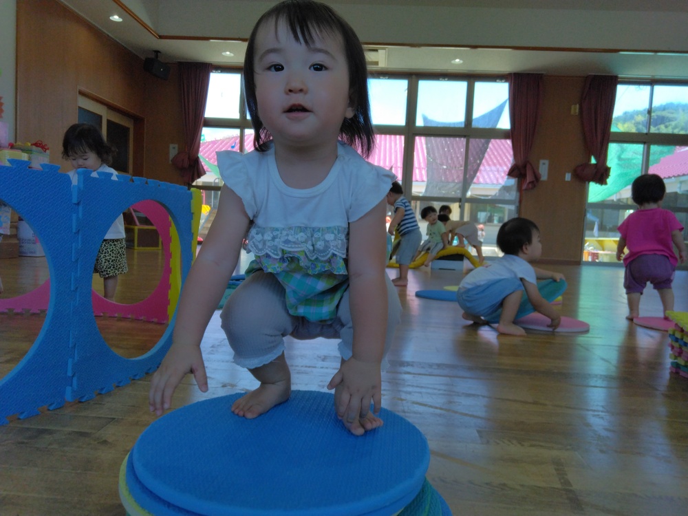 遊戯室で遊ぶ子ども (4)