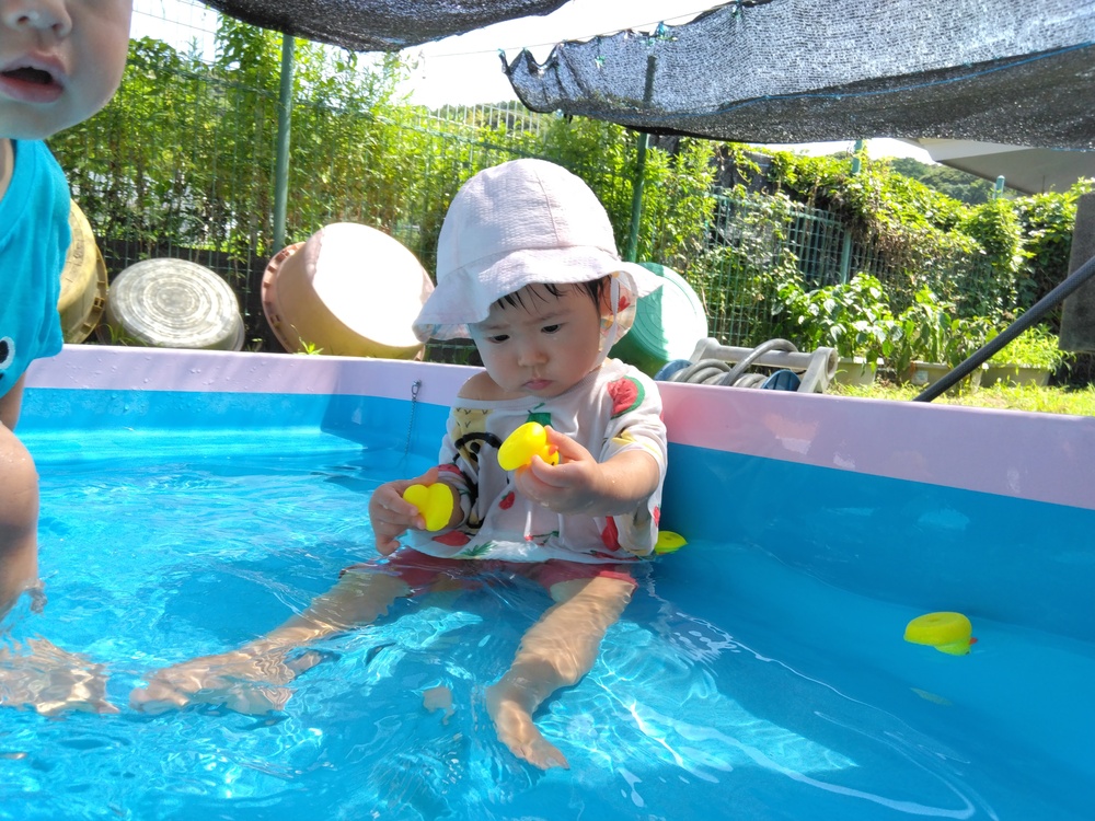 水遊びをする子ども⑴