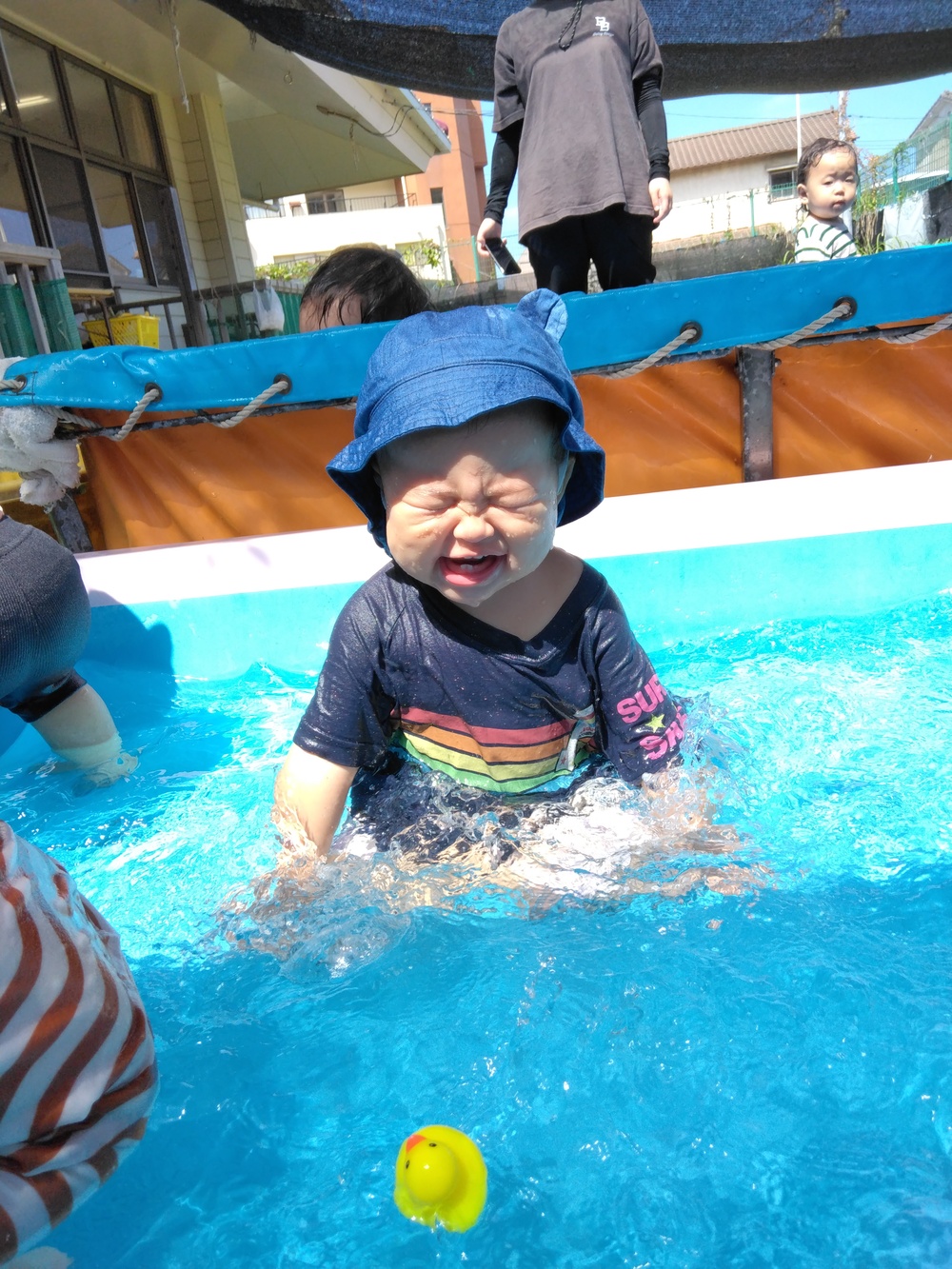 水遊びをする子ども⑵