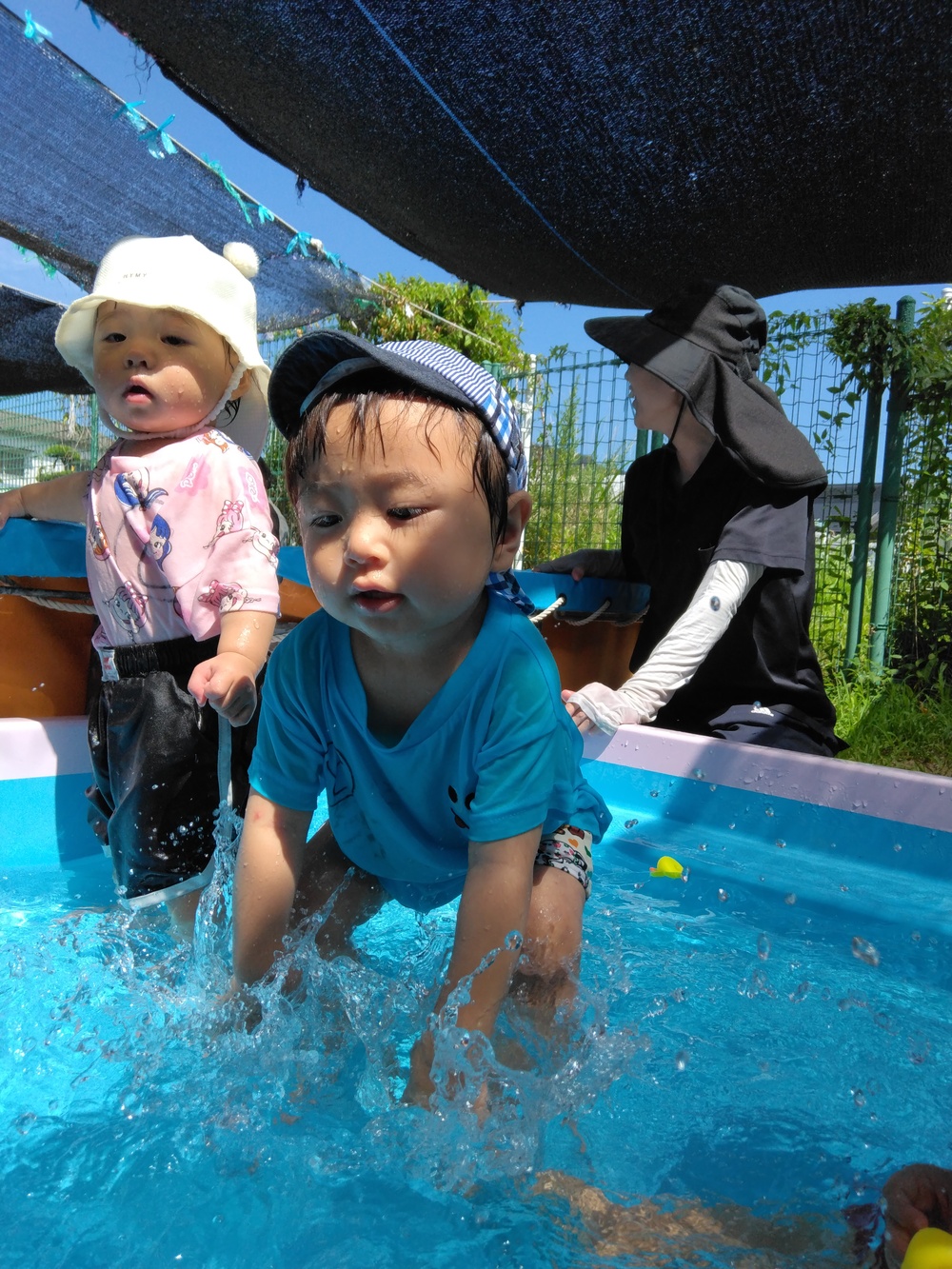 水遊びをする子ども⑶