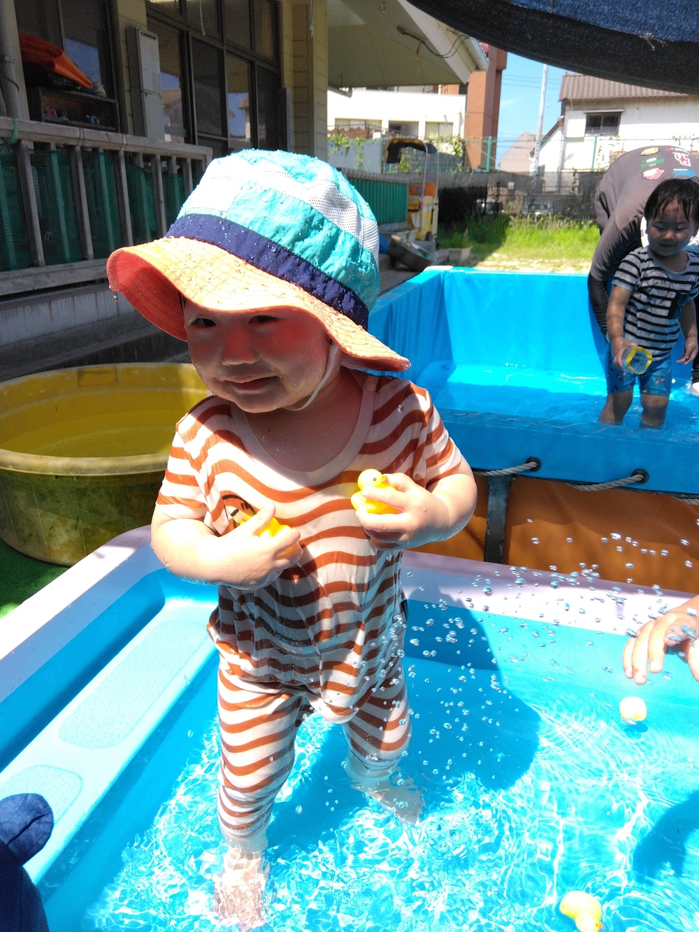 水遊びをする子ども⑸