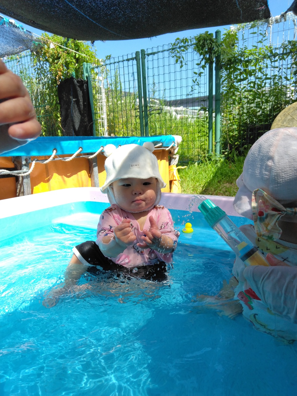 水遊びをする子ども⑷
