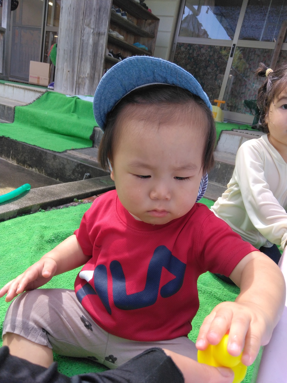 プールを楽しむ子ども (1)