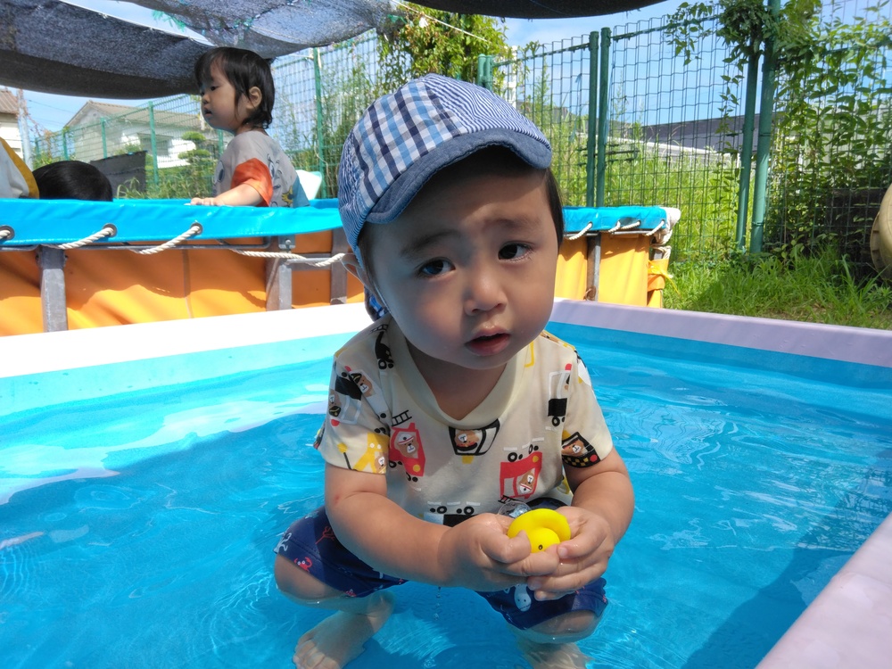 プールを楽しむ子ども (2)